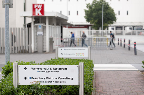 Ein Mitarbeiter-Eingang bei Tönnies in Gütersloh