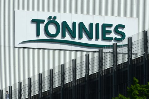 Der Schlachthof Tönnies stellt wegen mehr als 700 Infektionen unter Mitarbeitern seine Produktion ein