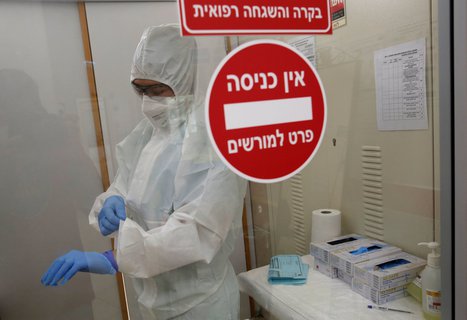 Ein Mitarbeiter auf einer Corona-Station in Tel Aviv.