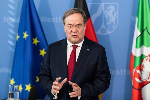 NRW-Ministerpräsident Armin Laschet spricht während einer Pressekonferenz zum Corona-Massenausbruch im Schlachtbetrieb Tönnies.