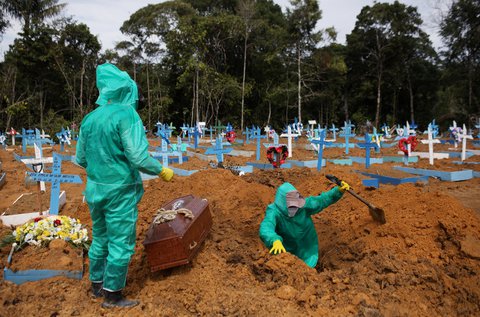 Inmitten der Corona-Pandemie wird eine an Covid-19 verstorbene Person auf einem Friedhof der Brasilianischen Stadt Manaus beerdigt.