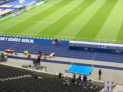 Sanitäter sitzen sich warm