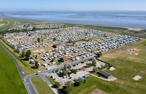 Mehrere Kommunen an der niedersächsischen Nordseeküste prüfen zeitlich begrenzte Aufenthaltsverbote für Urlauber aus den Kreisen Gütersloh und Warendorf.