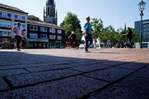 Wenige Passanten sind im Stadtzentrum von Gütersloh unterwegs. 