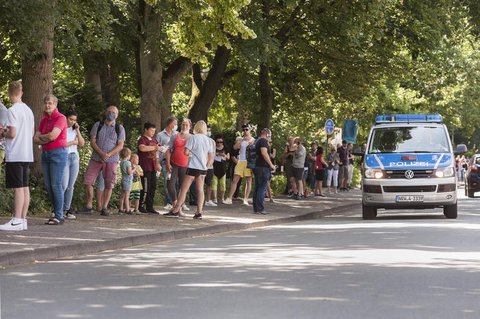 Großer Andrang vor einem Testzentrum in Gütersloh.