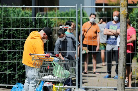 Die Tönnies-Mitarbeiter wurden alle getestet - doch nicht alle flogen mit Ergebnis nach Hause.