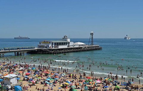 Gesundheitsminister Matt Hancock forderte auf Twitter seine Landsleute auf: „Wenn Sie unterwegs sind, verhalten Sie sich sicher und halten Sie die Regeln zur sozialen Distanz ein.“