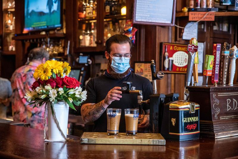 Ein Bild vom Mai: Da durften die Bars wieder/noch Gäste bewirten. Jetzt gibt's erneut nur Getränke zum Mitnehmen.