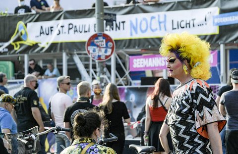Die Travestie-Künstlerin Olivia Jonesnahm an der Demo teil.