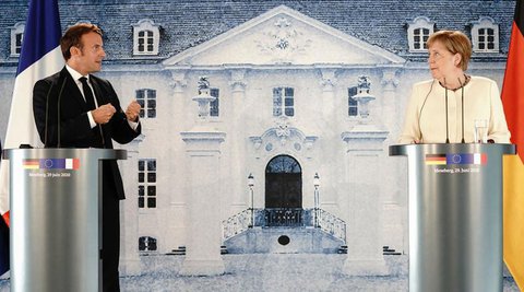 Mit Abstand: Merkel und Macron vor der Presse