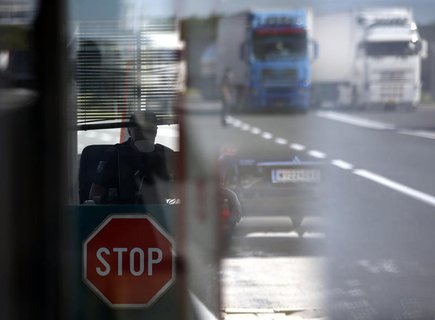 Grenzpolizist trägt Mund-Nase-Schutz