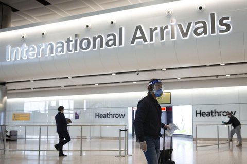 Reisende am Flughafen Heathrow in London.