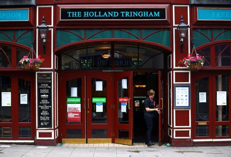 Ein Pub in London öffnet am Morgen seine Türen.