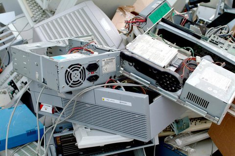Elektroschrott liegt in einem Container.