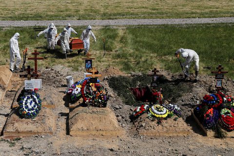 Ein Covid-19-Toter wird bei St. Petersburg begraben.