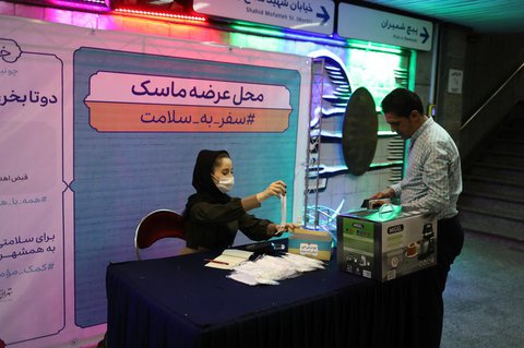 Eine Frau in Teheran verkauft Schutzmasken.