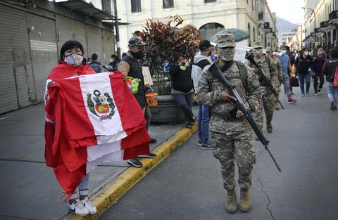 Soldaten patrouillieren in Perus Hauptstadt Lima.