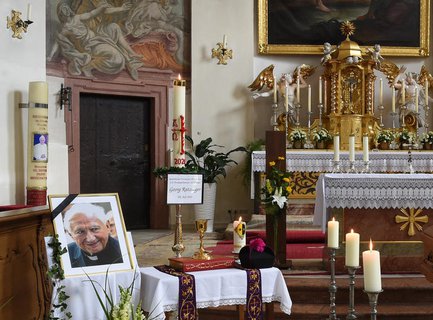 Ein Porträt von Georg Ratzinger bei der Trauerfeier.