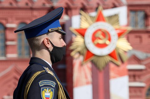 Eine Wache mit Maske am Roten Platz in Moskau.
