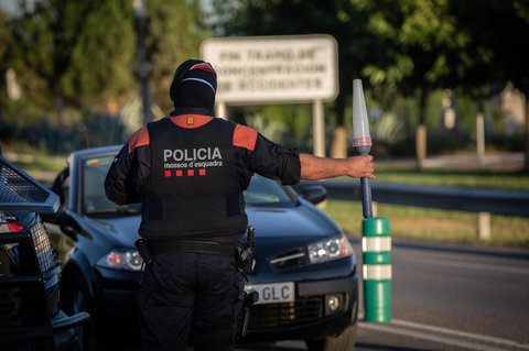 Ein katalanischer Polizist kontrolliert in Lleida.