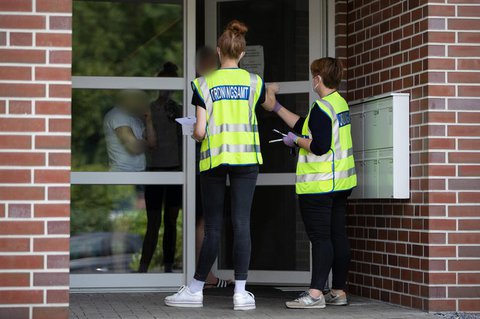 Mitarbeiter des Ordnungsamtes Rheda-Wiedenbrück bei der Kontrolle einer Unterkunft.