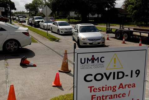 Autofahrer warten vor einer Teststation in Houston (Texas).