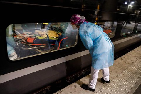 Mediziner betreuen Patienten in einem TGV-Zug.