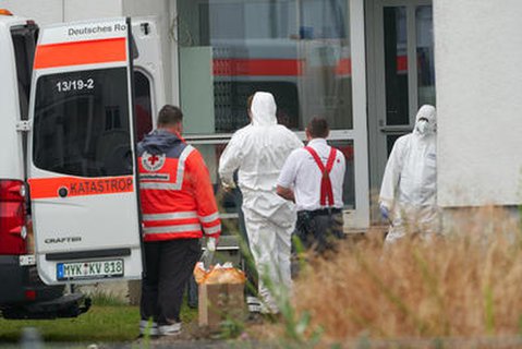 Einsatzkräfte in Schutzkleidung vor einem Studierendenwohnheim in Koblenz