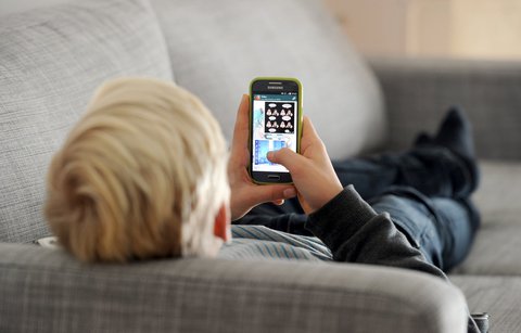 Nicht so smart. Die übermäßige Handy-Nutzung kann für Kinder schädlich sein.
