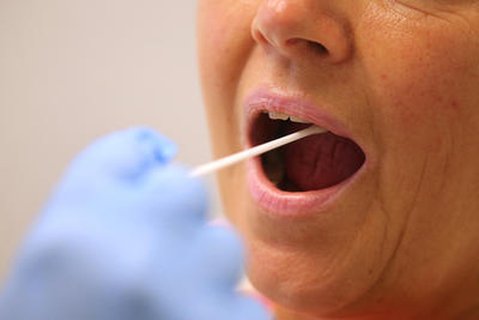 Eine Patientin wird auf das Coronavirus getestet