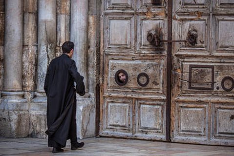 Die Pforte der Grabeskirche in Jerusalem