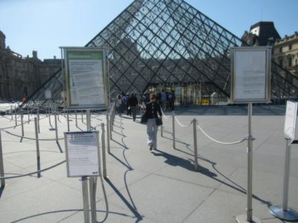 Coronabedingte Einlassbeschränkungen vor dem Louvre in Paris.