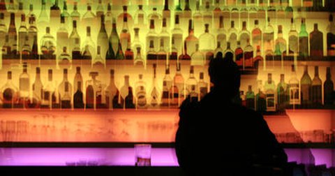 Mann am Tresen einer Bar