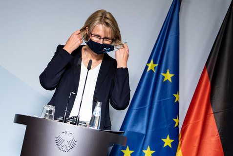 Warnt vor zu weitgehenden Lockerungen: Bildungsministerin Karliczek.