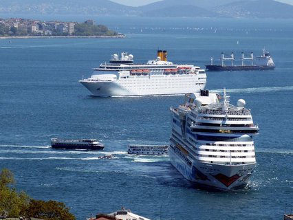 Zwei Kreuzfahrtschiffe am Bosporus im Jahr 2015.