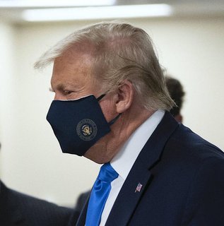 Maske mit Siegel des Präsidenten: Donald Trump.