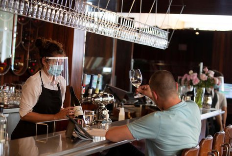 Ein Mann trinkt Wein in einer Bar in Montreal.