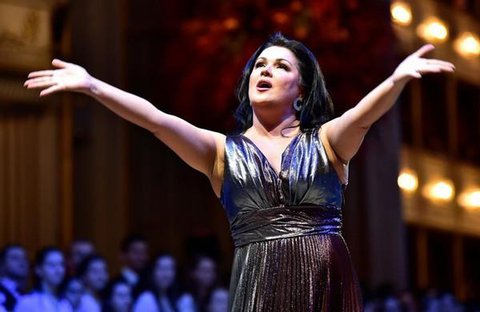 Opernstars wie Anna Netrebko geben Online-Konzerte.