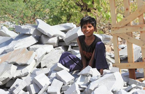 Ein Junge arbeitet in einem Steinbruch in Indien (Archivbild von 2013)