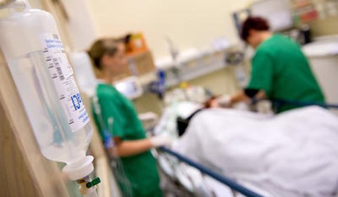 Medizinisches Personal versorgt Patienten