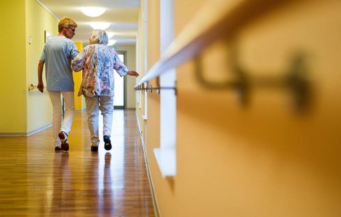 Der Sozialverband fordert mehr als einen Einmal-Bonus für Pflegekräfte.