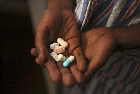 Ein Kind in Südafrika hat seine HIV-Medikamente erhalten.