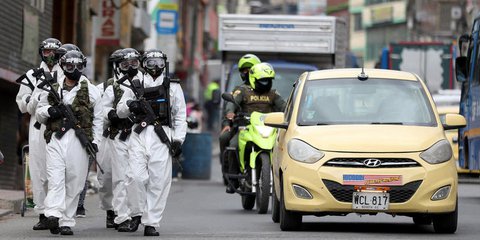 Soldaten in Schutzanzügen patrouillieren in Bogota.