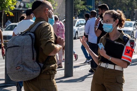Auch Militärpolizei überwacht die Regeln.