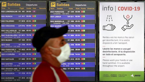 Ein Passagier auf dem Flughafen in Barcelona. Katalonien ist besonders von der Pandemie betroffen.