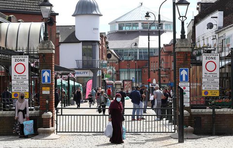 Menschen gehen in Oldham, einer Stadt im Großraum Manchester, einkaufen.
