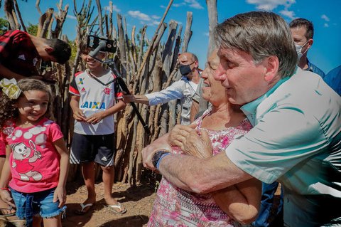 Jair Bolsonaro umarmt am Freitag eine Anhängerin.
