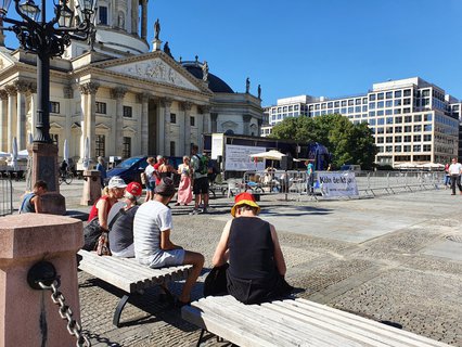 Coronaleugner am Gendarmenmarkt