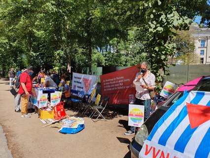 Linke Demonstranten am Denkmal