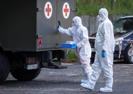 Medizinisches Personal in Ruda Slaska bereitet Tests vor.